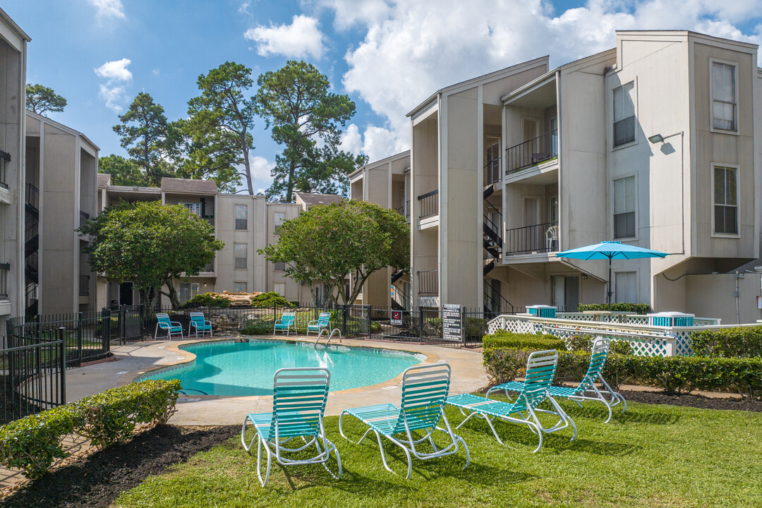 Fountain Woods in Beaumont, TX - Building Photo