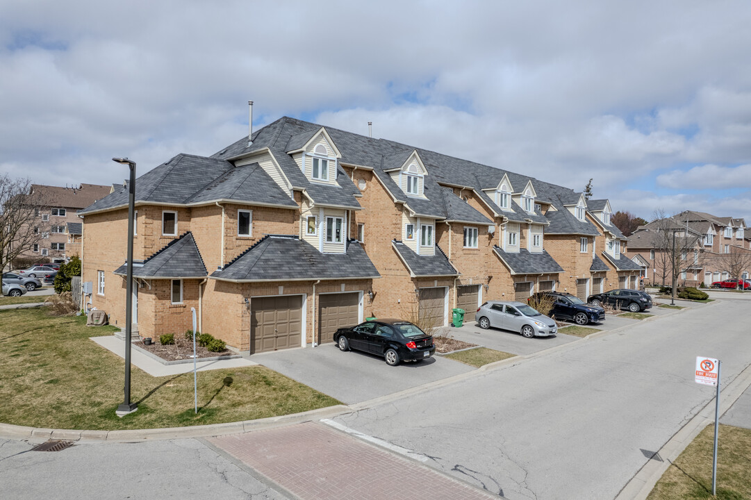 The Village Of Lindenview in Mississauga, ON - Building Photo