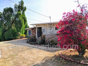 936 Bradley St in Riverside, CA - Building Photo - Building Photo
