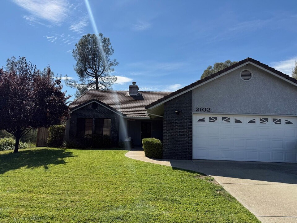 2102 Sophy Pl in Redding, CA - Building Photo