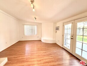 364 N San Vicente Blvd in West Hollywood, CA - Foto de edificio - Building Photo