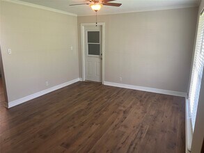 16109 Clarence St in Needville, TX - Foto de edificio - Building Photo