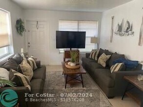 841 NE 40th St in Oakland Park, FL - Foto de edificio - Building Photo