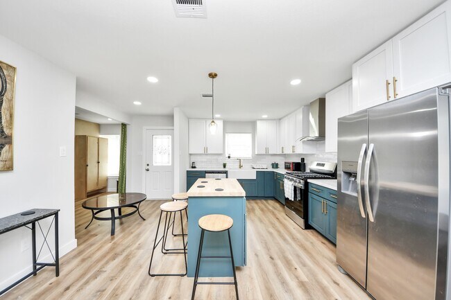 property at 5115 Clay St