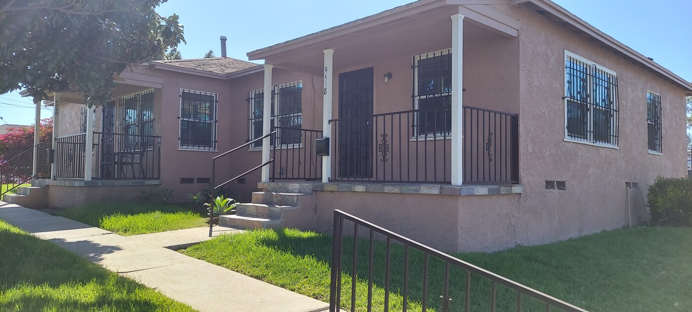 9520 S Manhattan Pl in Los Angeles, CA - Foto de edificio