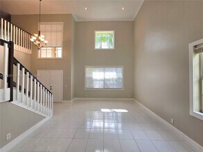 584 Cambridge Dr in Weston, FL - Building Photo - Building Photo