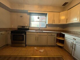 39 Andrew St, Unit 2 in Bayonne, NJ - Building Photo