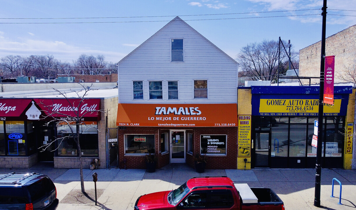 7024 N Clark St in Chicago, IL - Building Photo