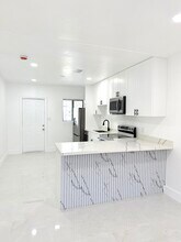 209 NW 10th St, Unit 4 in Hallandale Beach, FL - Foto de edificio - Building Photo