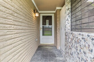 1918 Crestdale Dr in Houston, TX - Building Photo - Building Photo