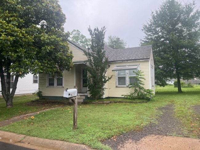 property at 810 N Denver Ave