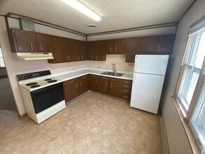 500 S Broad St, Unit E in Lanark, IL - Foto de edificio - Building Photo