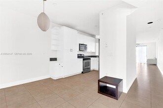 10730 NW 66th St, Unit 113 in Doral, FL - Foto de edificio - Building Photo