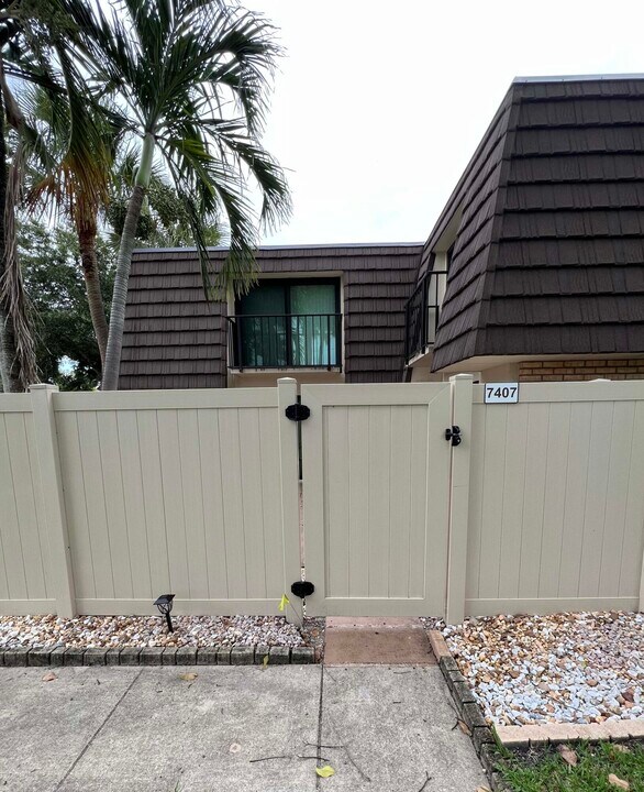 7407 74th Way in West Palm Beach, FL - Building Photo