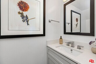 2147 Beachwood Dr in Los Angeles, CA - Building Photo - Building Photo