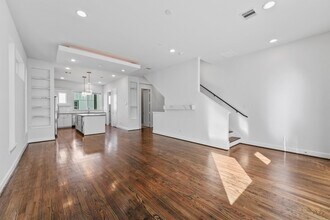 1050 Timbergrove Yards Ln in Houston, TX - Building Photo - Building Photo