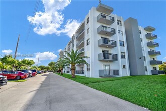 1301 NE 7th St, Unit 408 in Hallandale Beach, FL - Building Photo - Building Photo