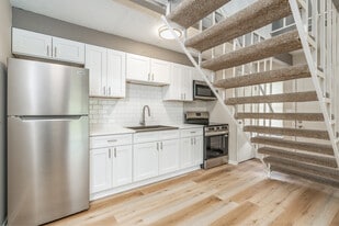 Creekbend & Chase Townhomes in Delaware, OH - Building Photo