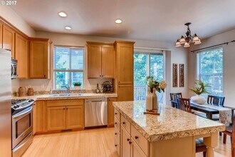 1916 NE 49th Way in Hillsboro, OR - Foto de edificio - Building Photo