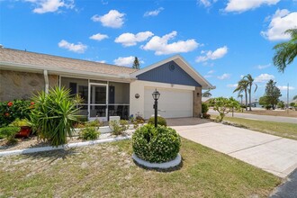 301 Faircross Cir in Sun City Center, FL - Building Photo - Building Photo