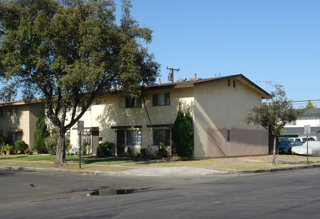 2702 S Rosewood Ave in Santa Ana, CA - Building Photo - Building Photo