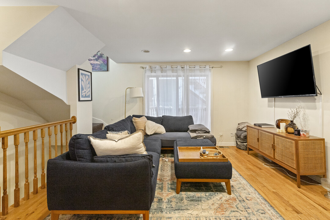 2016 W Wabansia Ave, Unit CH in Chicago, IL - Building Photo