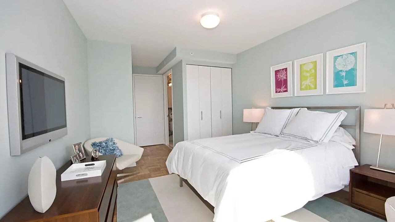 505 W 37th St in New York, NY - Building Photo