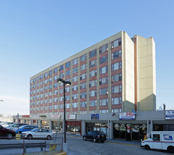 Clinton Plaza in Hempstead, NY - Foto de edificio - Building Photo