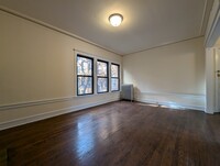 2415 N Sawyer Ave, Unit 1 in Chicago, IL - Building Photo - Building Photo