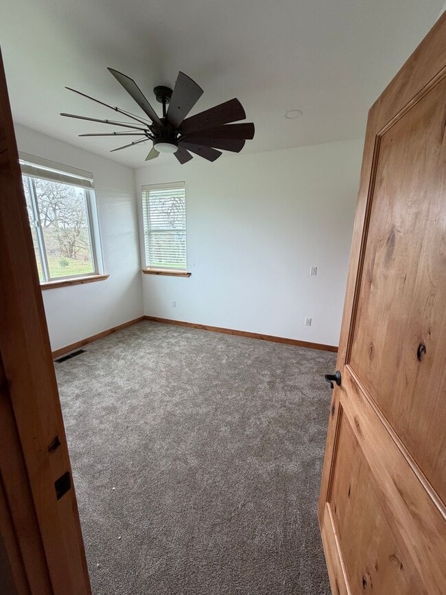 38797 Griggs Dr in Lebanon, OR - Building Photo - Building Photo