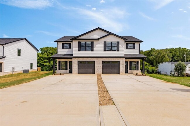 546 Gray Station Rd in Gray, TN - Foto de edificio - Building Photo
