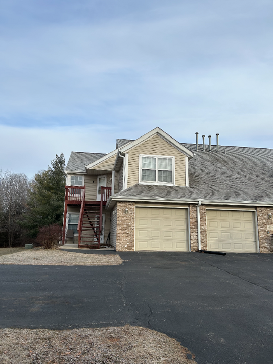 5686 Tall Pines Pkwy in Roscoe, IL - Building Photo