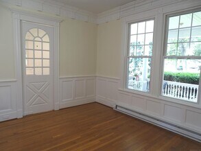 75 S Main St in Branford, CT - Foto de edificio - Building Photo