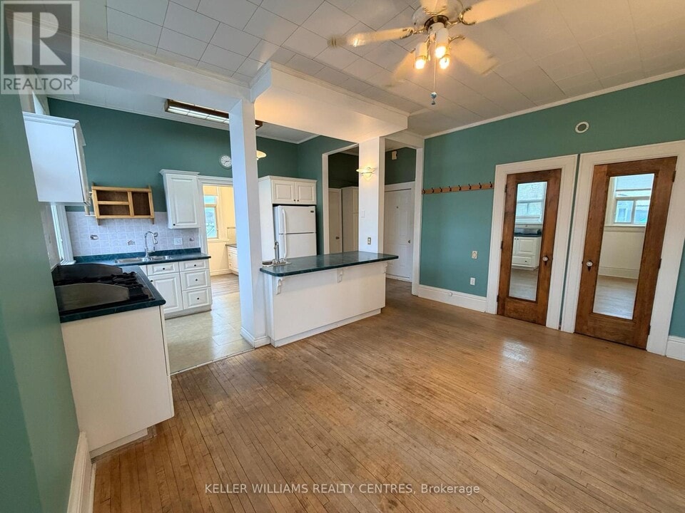 1 Simcoe St in Penetanguishene, ON - Building Photo