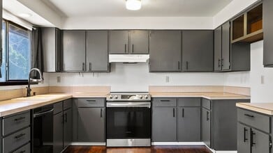 2402 W 16th Ave in Kennewick, WA - Building Photo - Building Photo