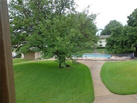 112 Harbor Dr in Runaway Bay, TX - Building Photo