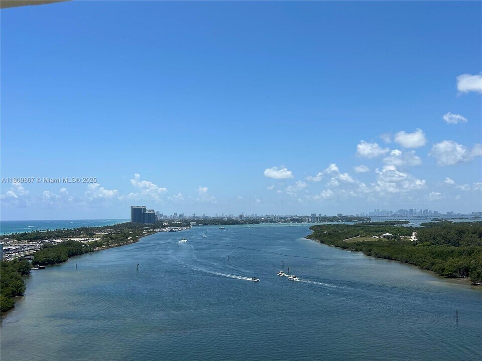 300 Bayview Dr, Unit 1702 in Sunny Isles Beach, FL - Building Photo