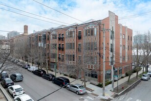 River West Condos in Chicago, IL - Building Photo