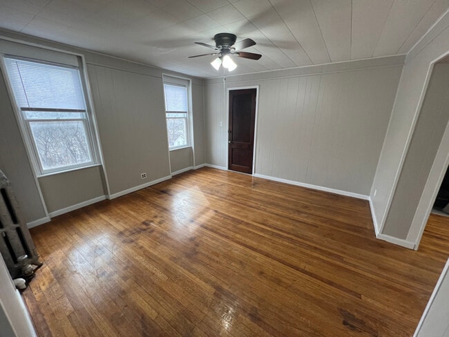 571 Jefferson St, Unit Unit 1 in Dubuque, IA - Foto de edificio - Building Photo