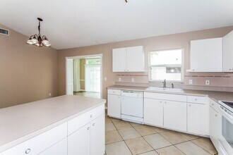 4637 72nd Ct E in Bradenton, FL - Foto de edificio - Building Photo