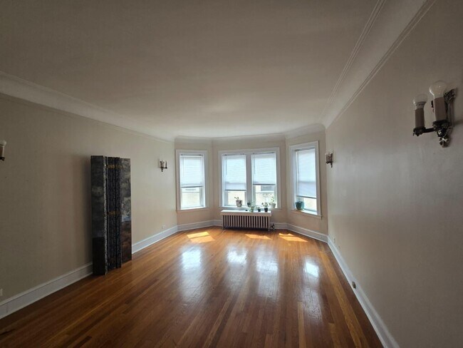 property at 1914 W Morse Ave