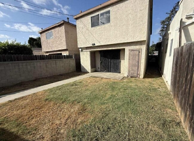 1075 E 71st St in Long Beach, CA - Building Photo - Building Photo