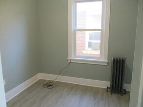 328 Park Rd, Unit 2 in Ambridge, PA - Building Photo - Building Photo