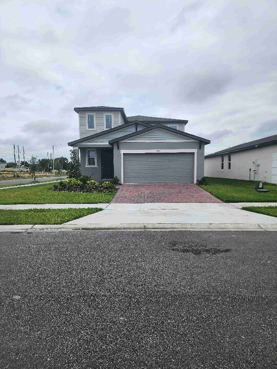 2501 Merseyside Ct in Haines City, FL - Foto de edificio
