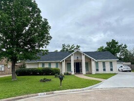 2419 Briarlee Dr, Unit 201 in Houston, TX - Building Photo