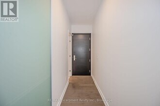 488 University Ave in Toronto, ON - Building Photo - Building Photo