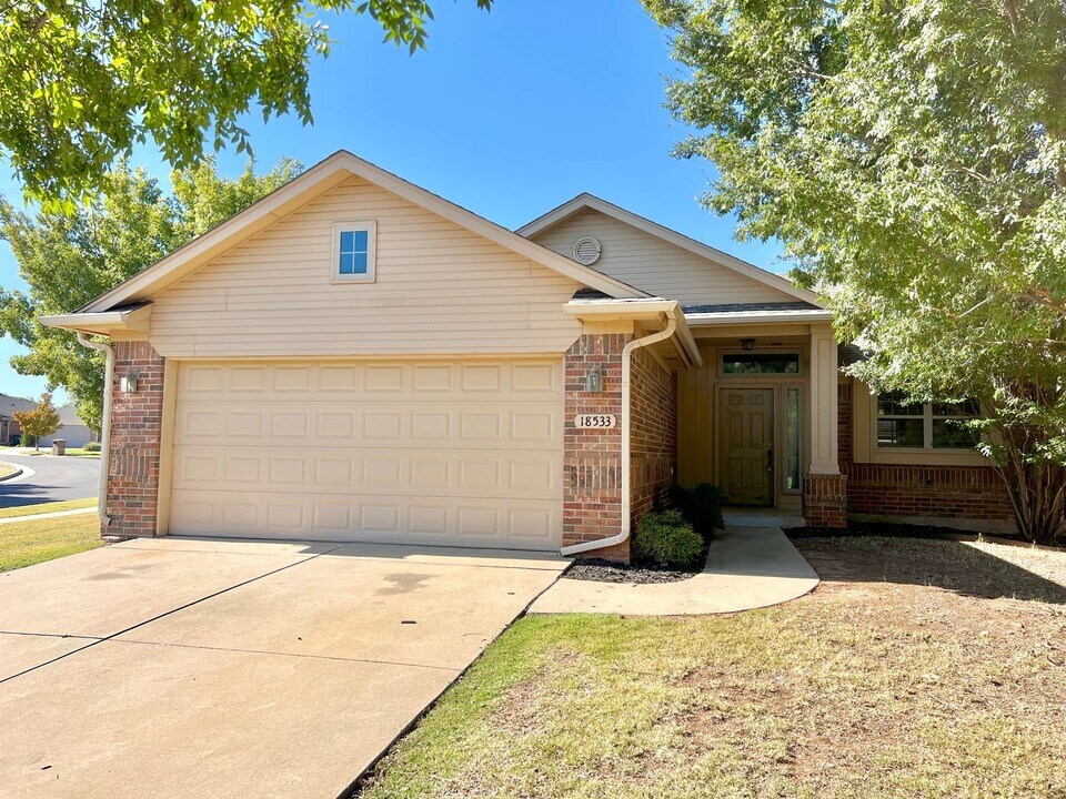 18533 Abierto Dr in Edmond, OK - Building Photo