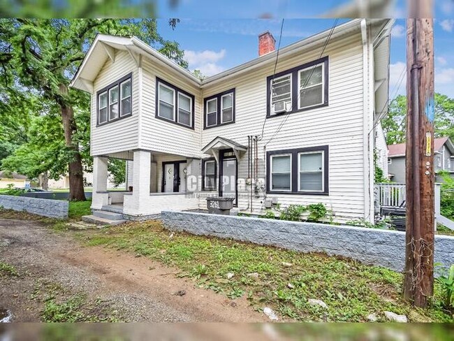 3261 Carrollton Ave in Indianapolis, IN - Foto de edificio - Building Photo