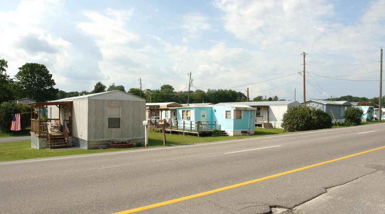Box 124 RR1 in Lewisburg, WV - Foto de edificio