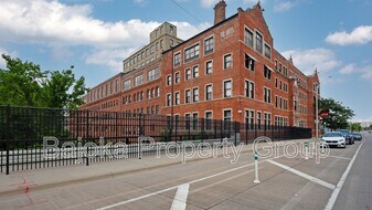 6533 E Jefferson Ave in Detroit, MI - Building Photo